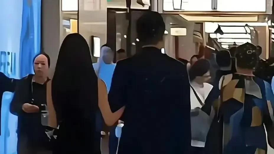 网友爆料汪小菲马筱梅又返回台湾接孩子，因为儿子小箖箖发烧感冒