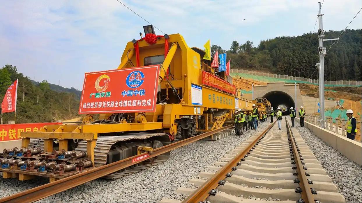 鞭炮齐鸣，南宁至凭祥高铁全线开通，沿途老百姓载歌载舞