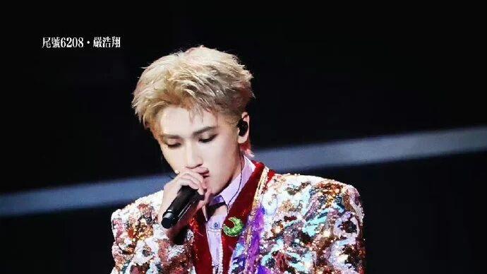 严浩翔《SHAKE》舞台：亮片裹王者气，羽毛载野性光