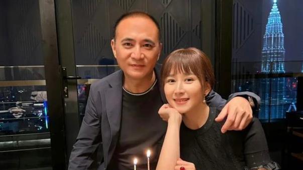 胡静嫁入马来西亚豪门，丈夫竟为与她同床共枕割扁桃体！
