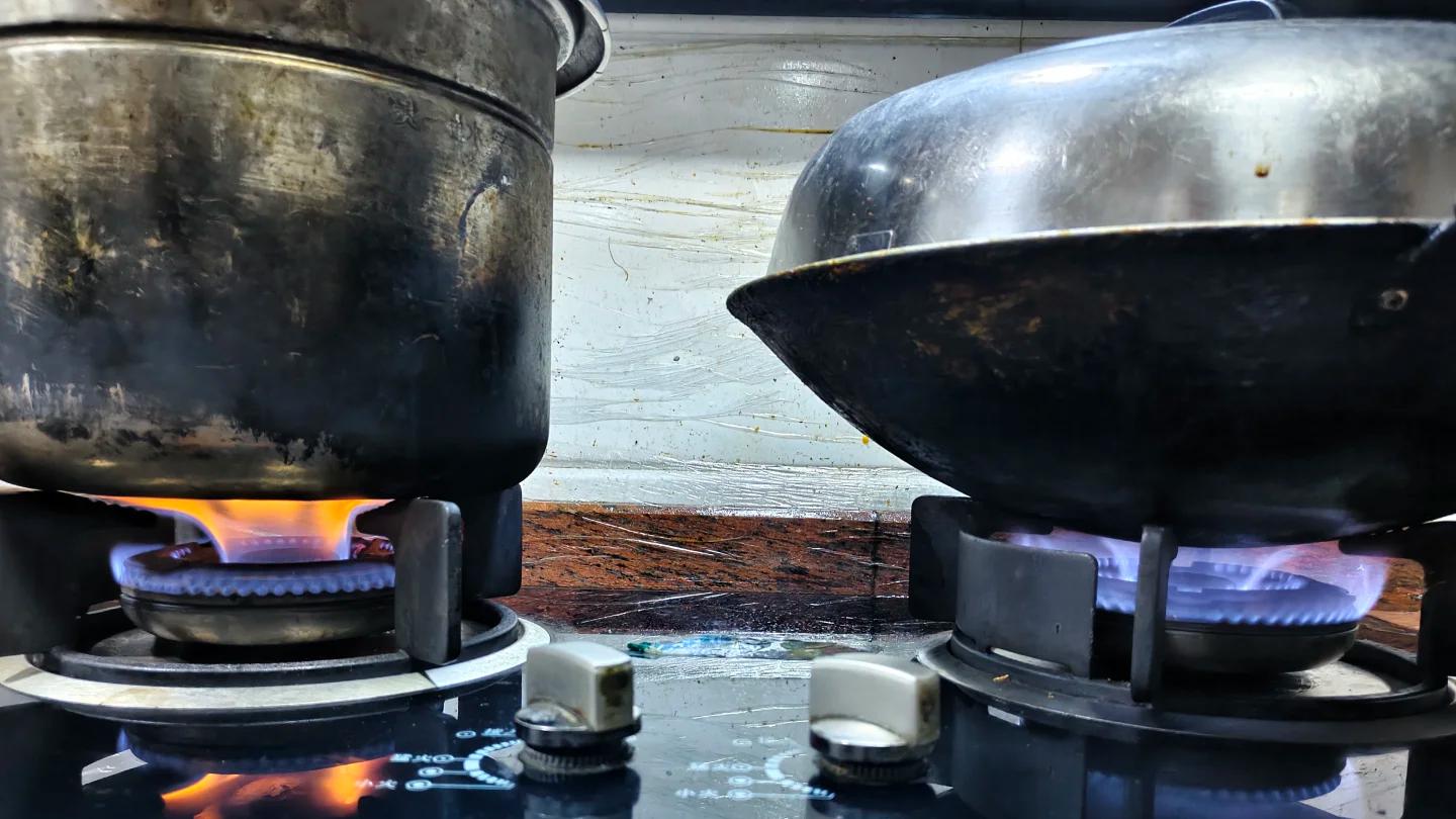 为什么燃气灶左边不能炒菜？多亏燃气师傅提醒，差点酿成大祸！