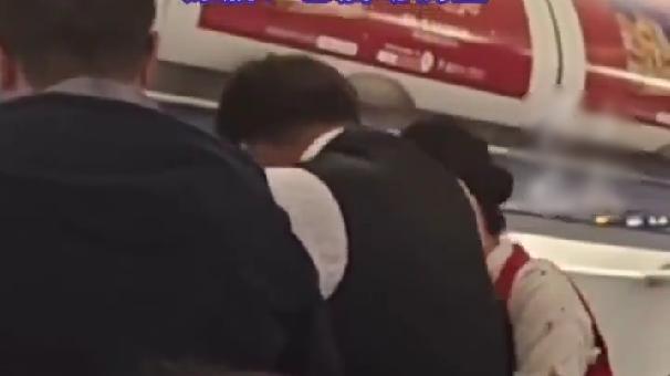 深航乘客大闹机舱咬伤空姐，航班延误两小时引众怒