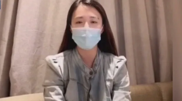 女子参加婚礼丢失17万项链，悬赏5万找回，同事捡到后归还，并索要报酬，女子：本来就是我的，凭啥给钱？