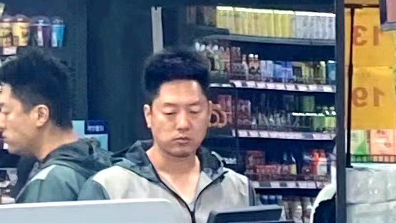 凌潇肃超市购物，憔悴水肿头发炸毛，网友形容像洪世贤流落街头