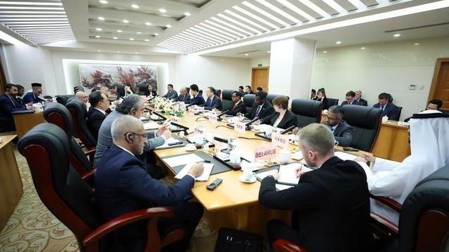 刚访完东盟三国，王毅外长马不停蹄，从三大方向给美国致命打击