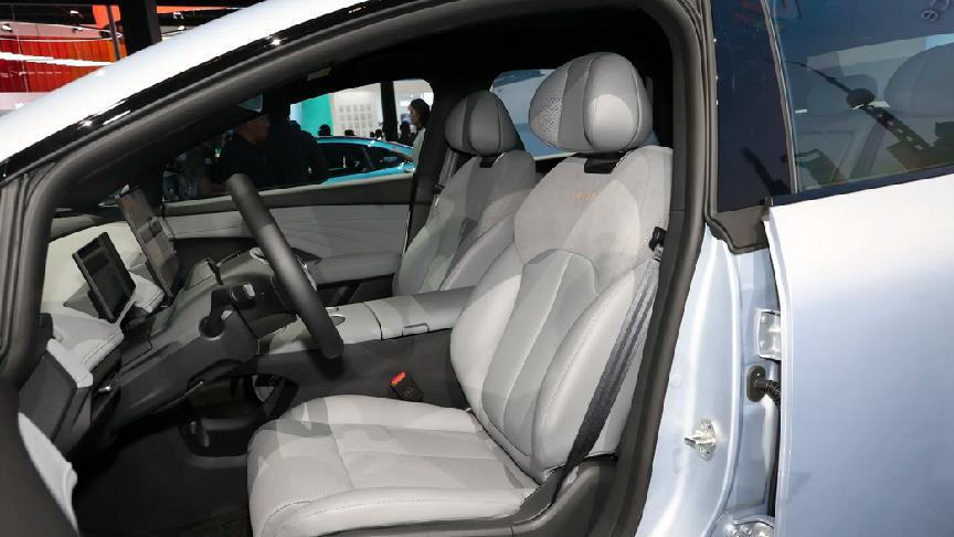 日产N7不讲武德，有GT-R的影子，舒适操控全都有，仅需11.99万元起