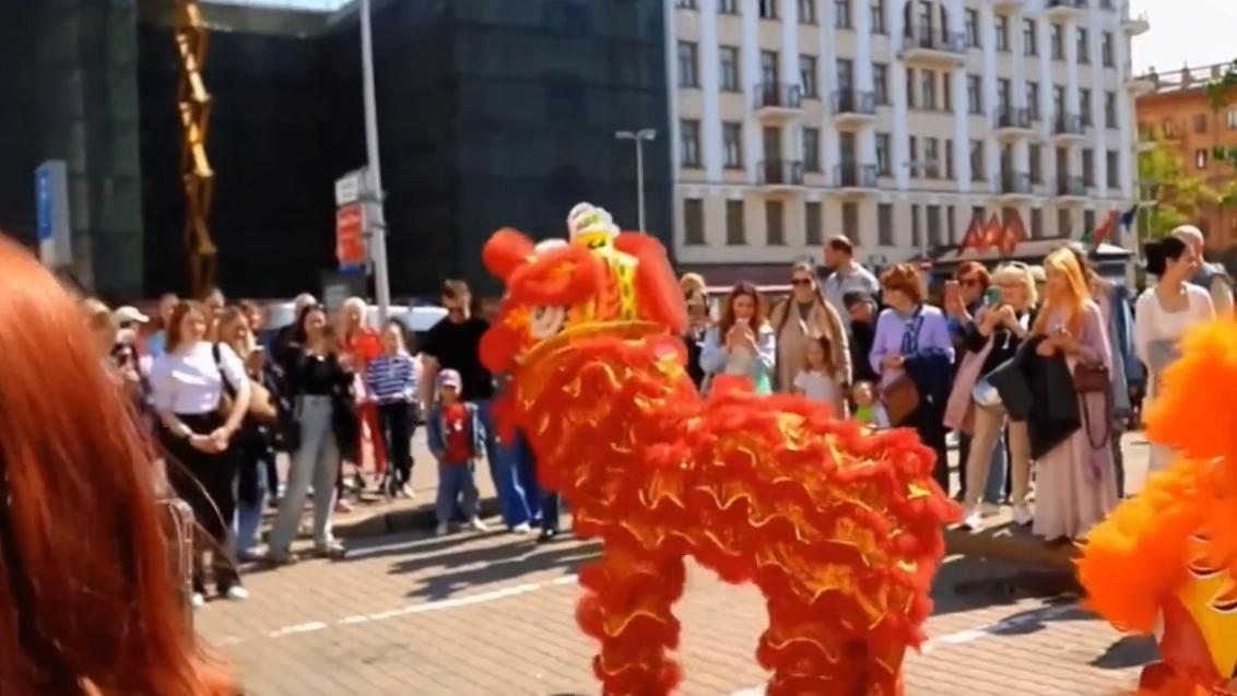一天一个国家之白俄罗斯，了解一下哥特式城堡+白俄罗斯美女。