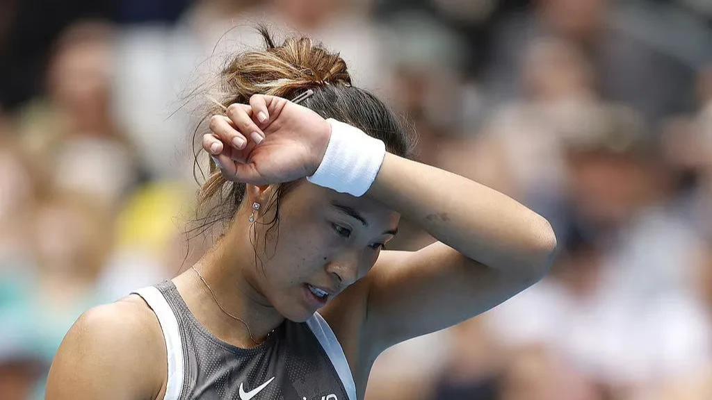 赛点双误 4-6、2-6 郑钦文遭横扫 爆冷“一轮游” 一场0-2暴露3大失望