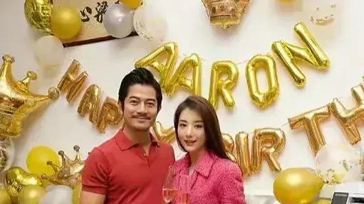 59岁郭富城与小4岁岳母合影，岳母已是奶奶了，他仍然帅气如小伙