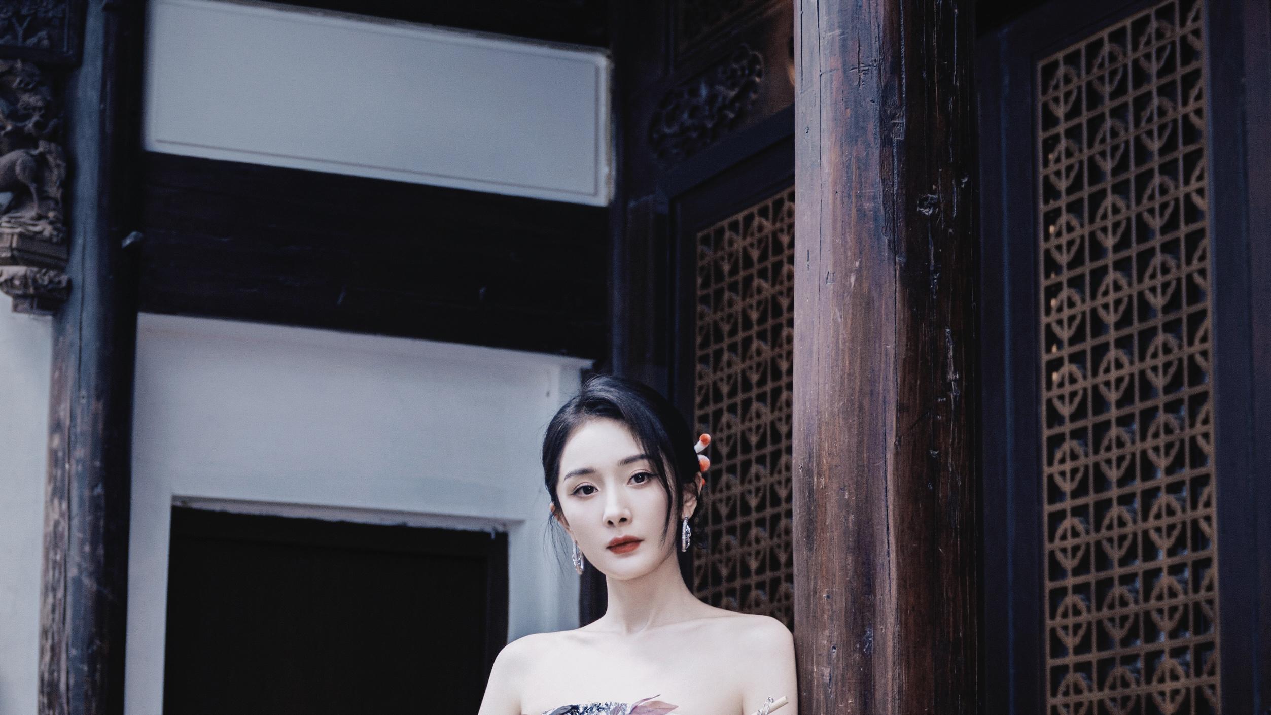 月满中秋，韵致东方：杨幂佩戴 ANNA HU 高定珠宝演绎月光石的永恒之美