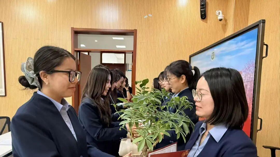 青蓝相映，携手启新程——鄂尔多斯市第一中学伊金霍洛分校第十一期师徒结对仪式温情启幕