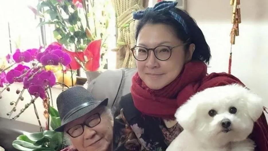 102岁老戏骨俞明低调离世，拒绝盛大追悼，300个经典角色背后隐藏的真相