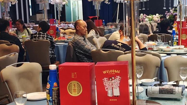 宴席酒战崩盘！买一送一赔本抢单，酒企困在自杀式内卷？