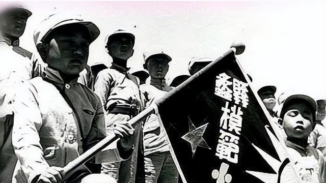 49年，白崇禧赴芷江收买湘西匪武，宴席间，给杨永清画饼送飞机