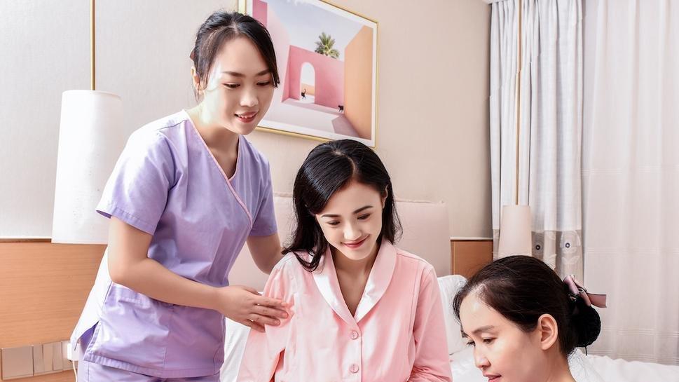 监控13分钟拍下画面，高薪月嫂喂23天宝宝，真相太扎心