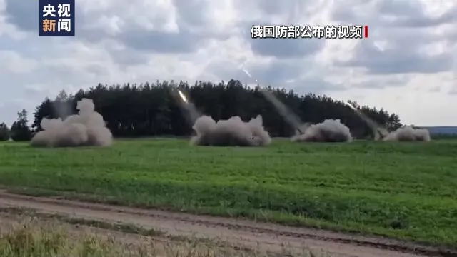扔下北约武器赶紧跑！80万大军弹尽粮绝，乌军狂奔数十里突围！普京万万没想到，泽连斯基还有“绝招”