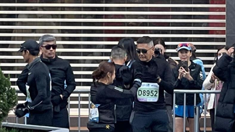 周润发参加渣打香港马拉松比赛，2时24分跑完半马，开心称有加薪