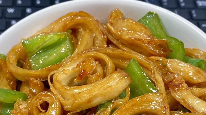 绝妙青椒炒面筋：香辣入味，软糯Q弹让人停不下来！