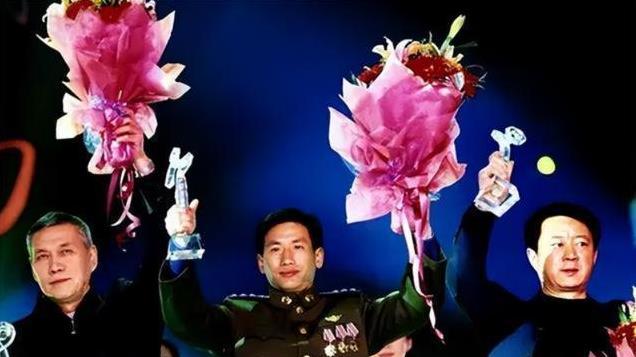 2004战机飞行忽然没油，试飞员放弃跳伞逃生，8分钟上演降落奇迹