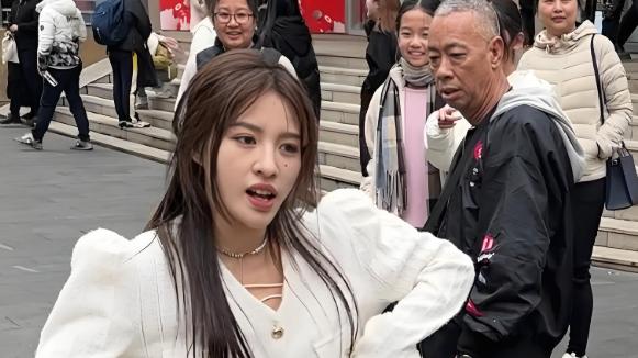 恶龙咆哮女一句“爸爸杭州当保安”，告诉你谁才是不劳而获的人