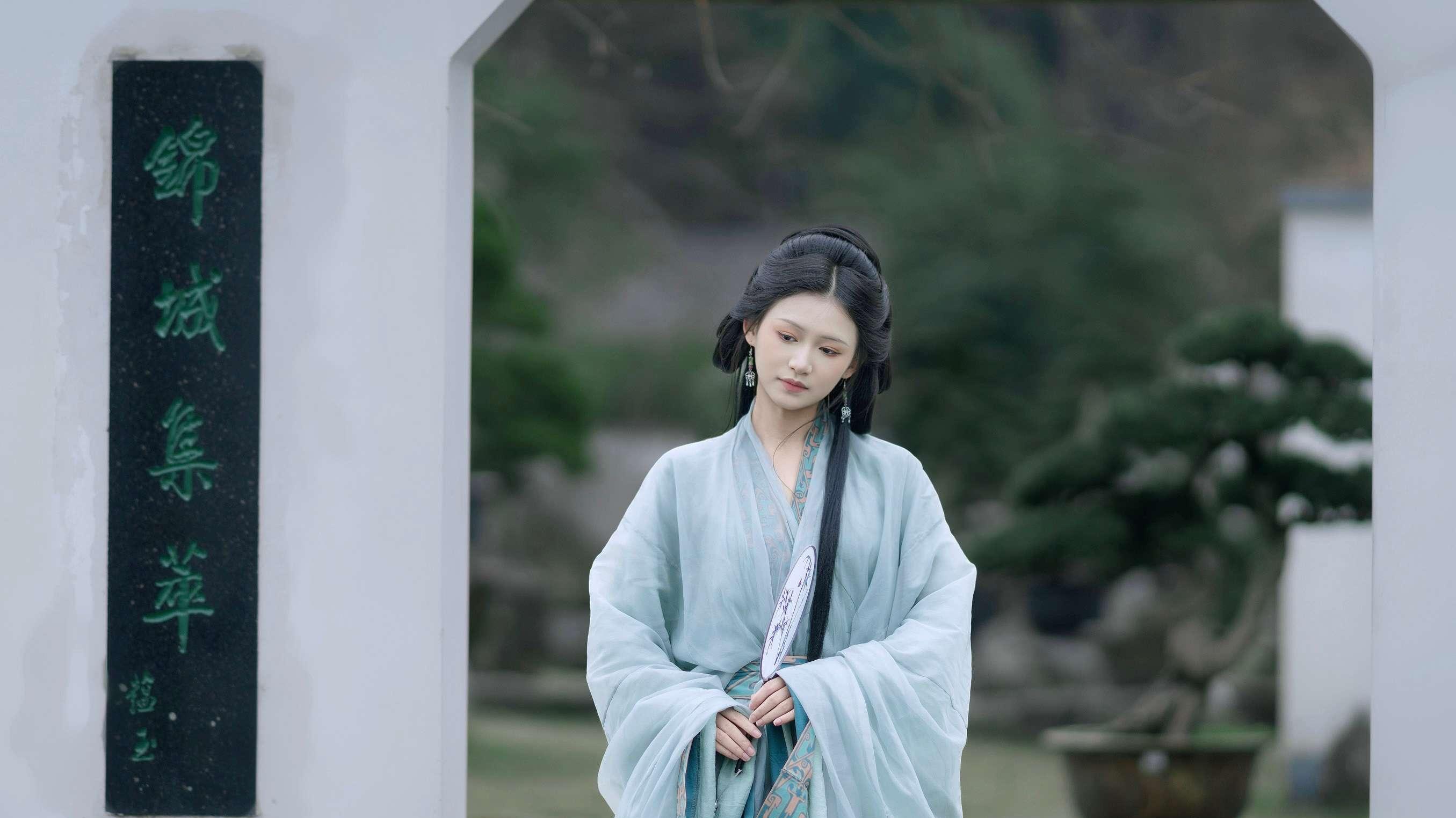 刘妍池古风写真曝光 演绎古韵风华