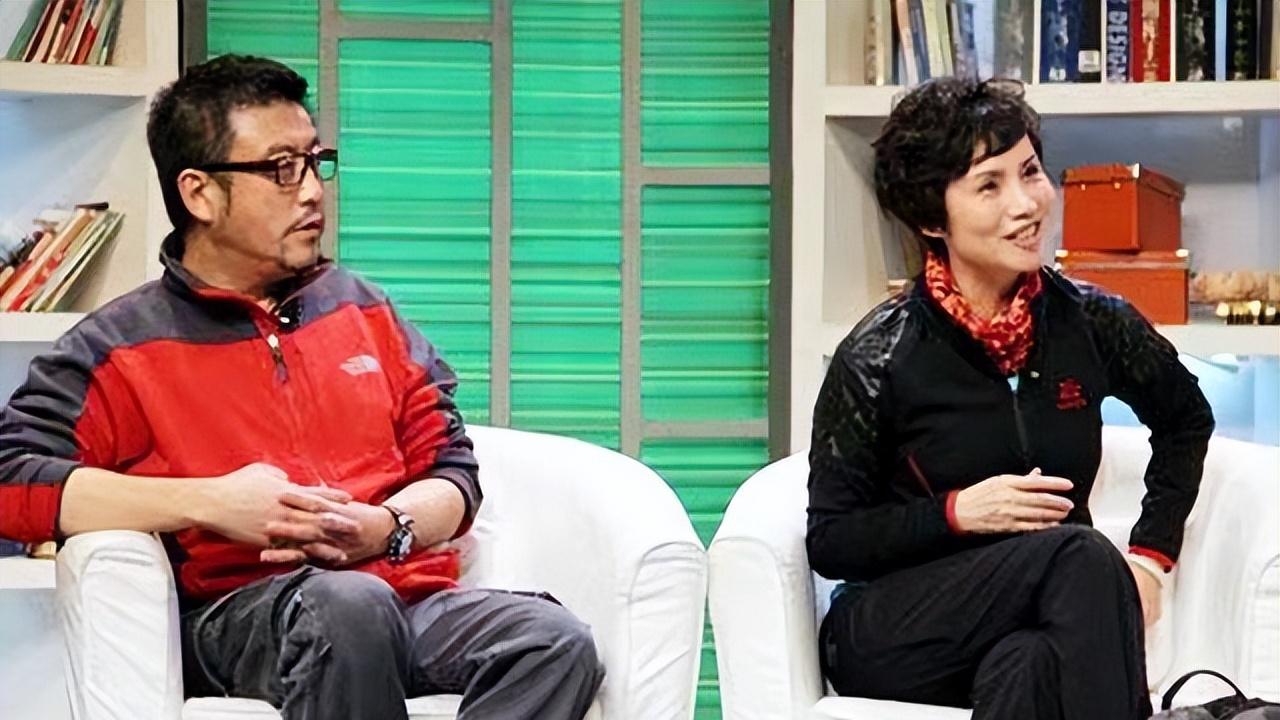 二婚嫁名门的央视传奇徐俐，儿子拯救了她的婚姻，61岁再披战袍