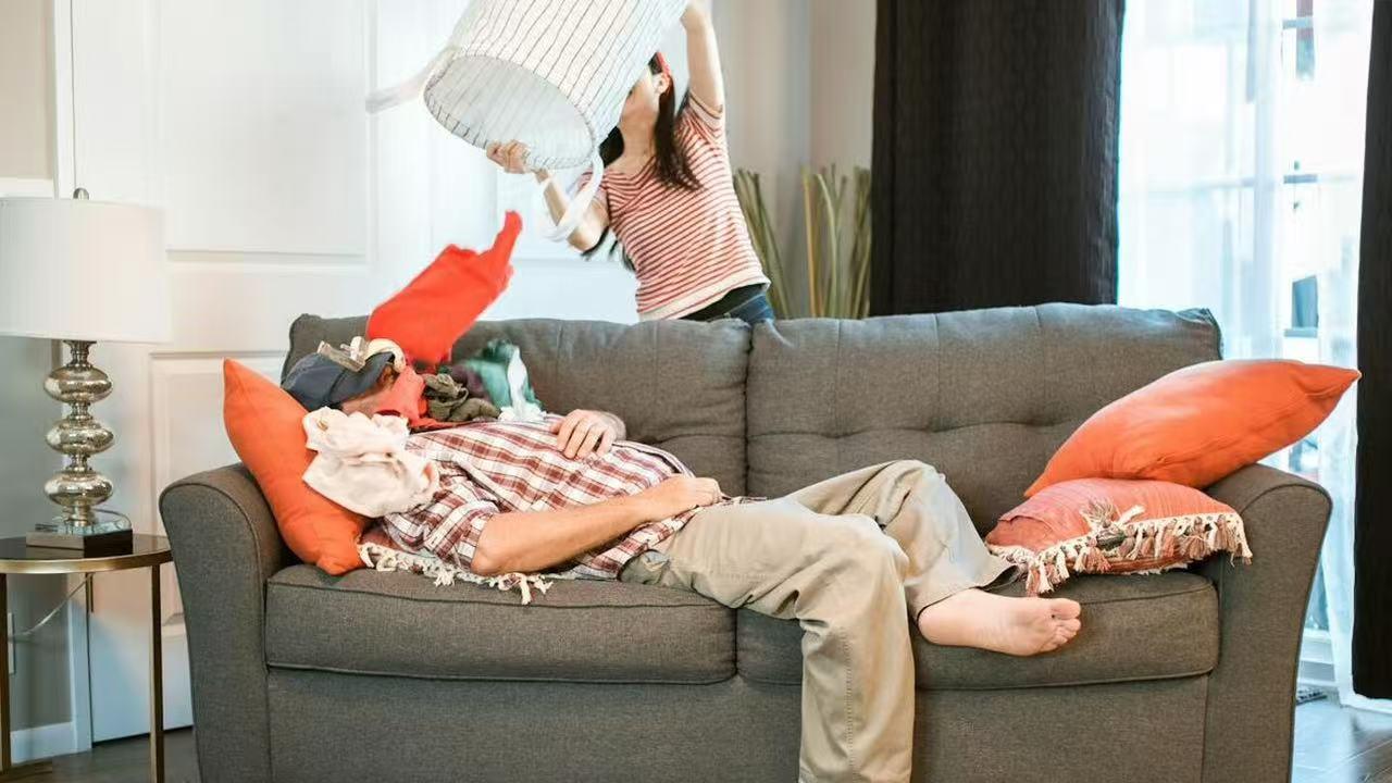 孩子总睡在你们中间，你们就真的只剩“父母合伙人”了