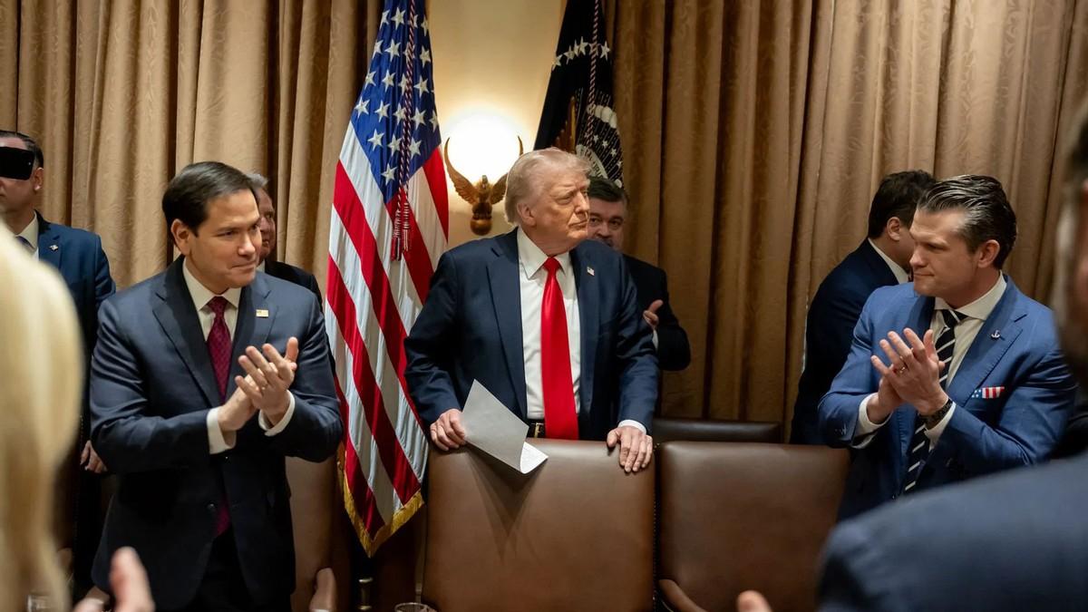 美国已沦为神权国家，高官集体效忠，宣布“特朗普永远正确”