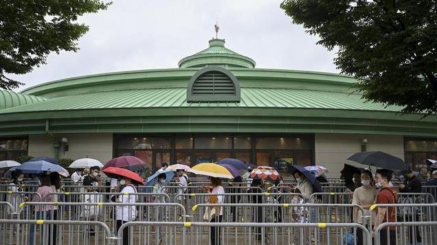 烈日骄阳下的“迪士尼幻灭记”：是谁在为暑期亲子游“买单”？