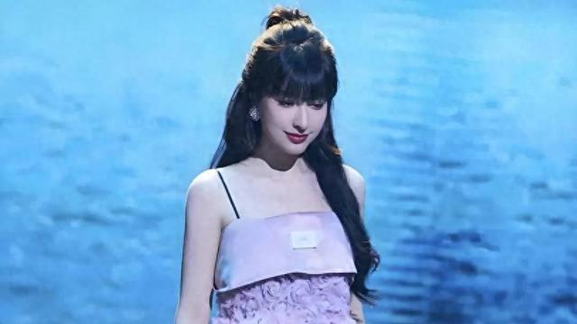 41岁吴昕瘦身后长成国际脸_穿吊带裙美的发光
