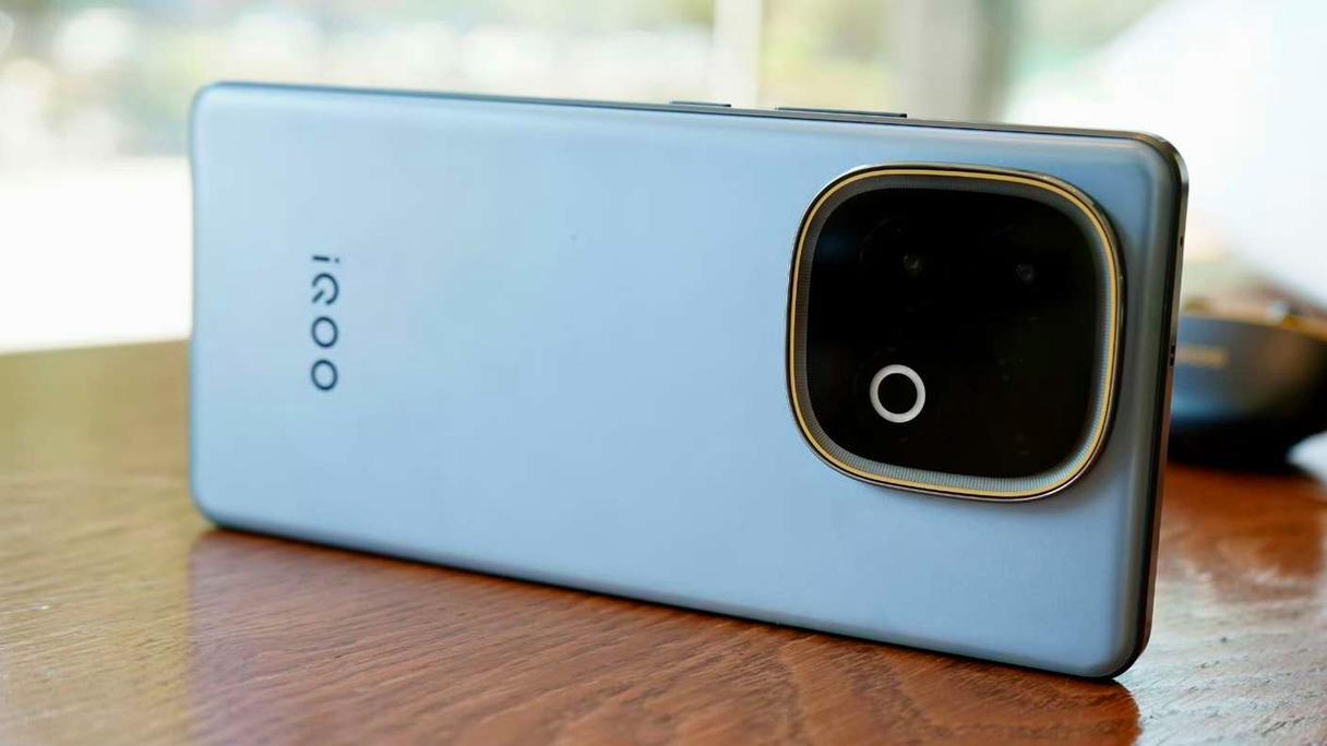 iQOO持续发力，跑分326万+8000mAh大电池不到2000元，流畅用五年