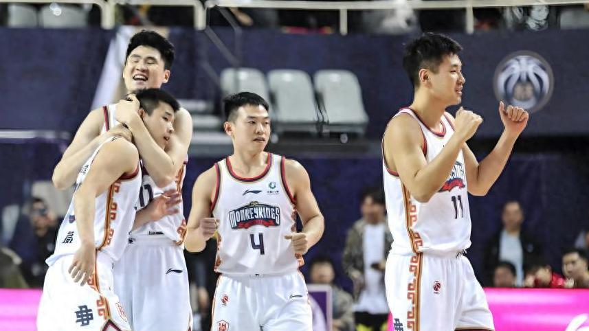 同曦终于迎来季后赛！逆转17分击败广东被热议