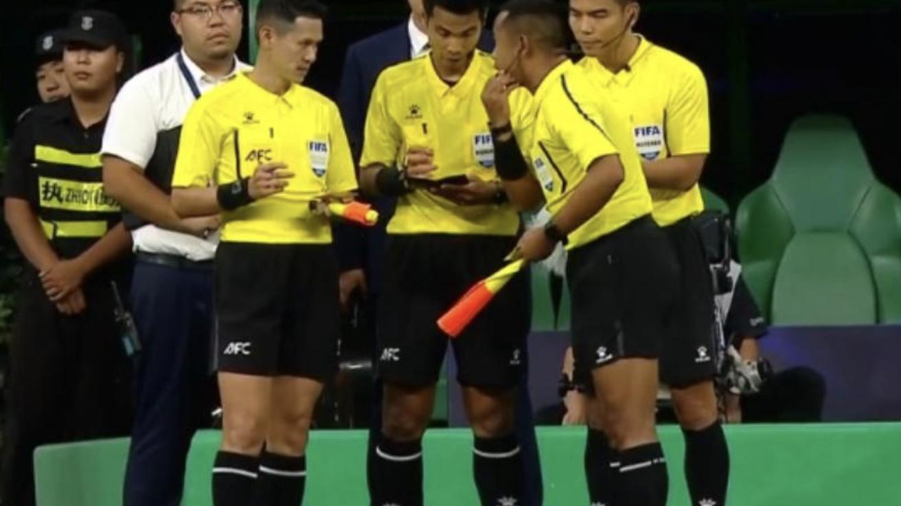 双方冲突现场：北京国安球迷扔水瓶击中河内球员，恐遭亚足联重罚