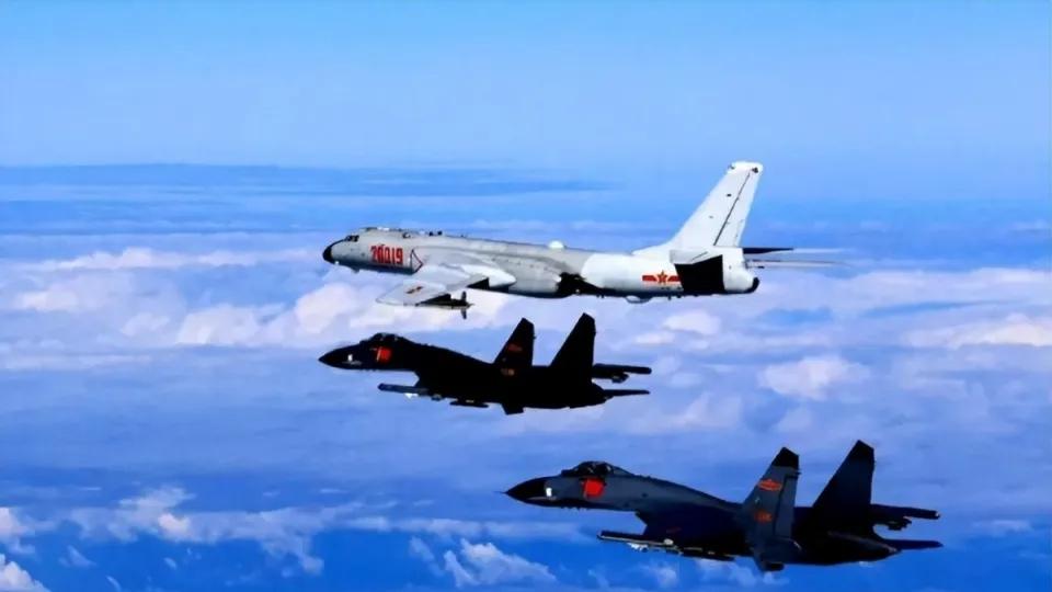 我军机多个方向进入台湾空域，台军“总长”亲赴指挥所，坐镇应处