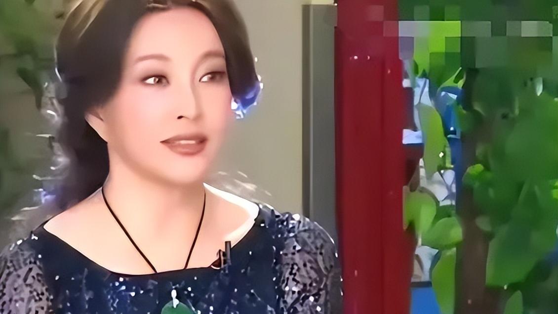 74岁刘晓庆火向全国，谈不生娃叫同龄人大爷