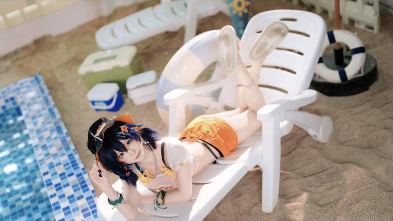 夏日泳池里的元气少女！绝区零铃的cos太有氛围感啦