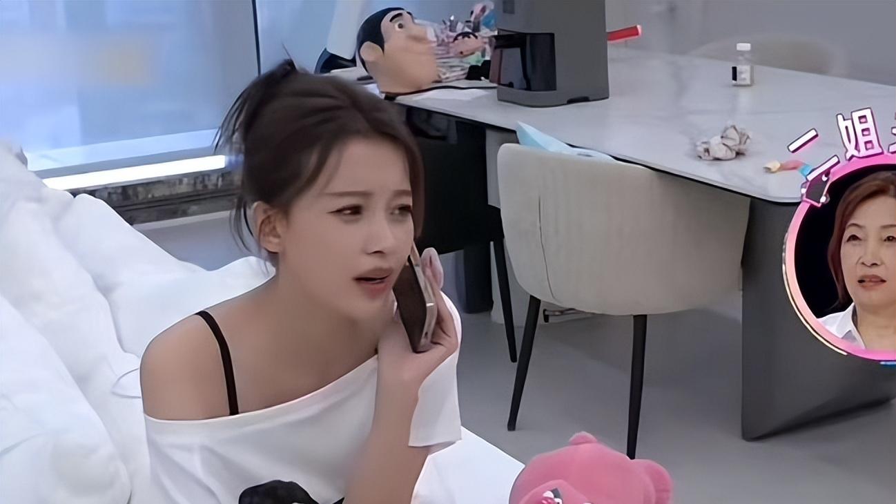 孙怡不惧油烟用开放式厨房，看清油烟机上放啥后，是对家的不尊重