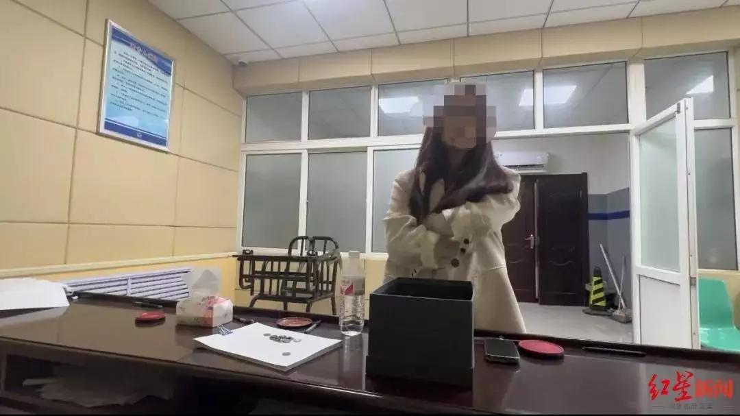 女子用硬币支付1.6万元房租执行款，被法院训诫后转账交款