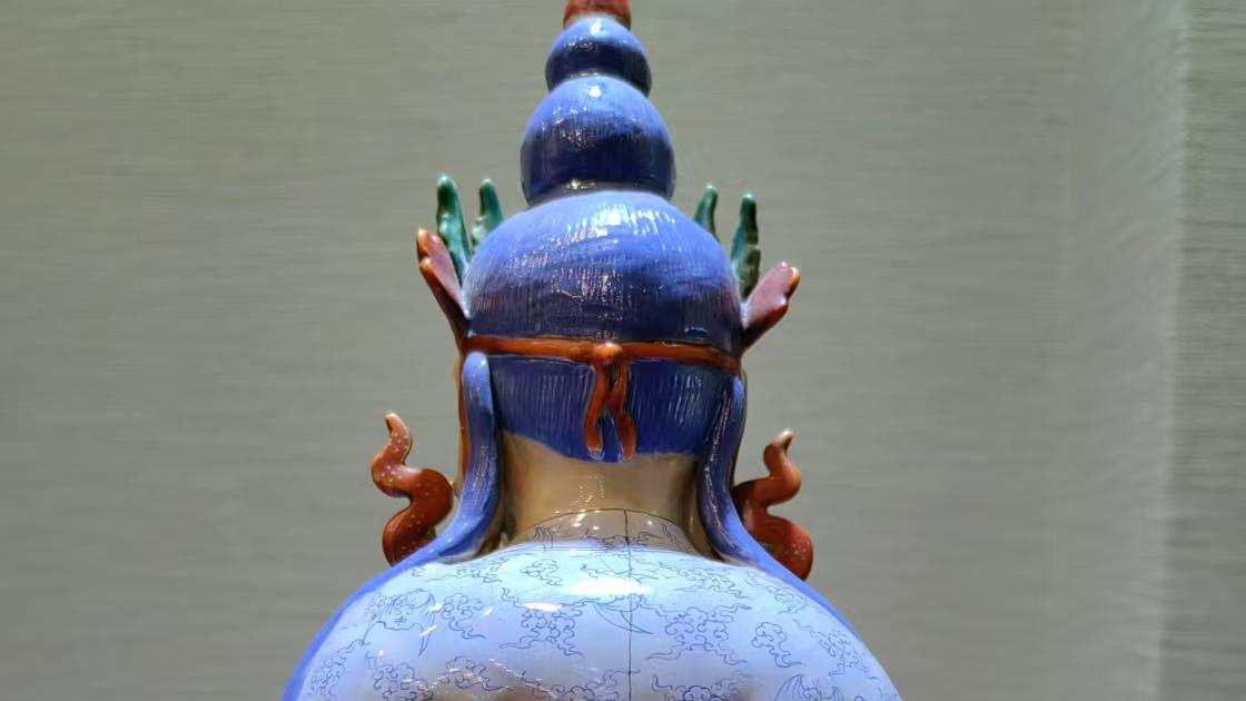 无量寿佛：即阿弥陀佛，象征长寿与福报，深受皇室尊崇。