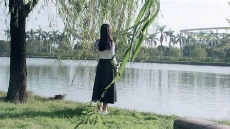 上海富家女，留学归来嫁到农村，住土房种庄稼，生活却让网友们羡慕