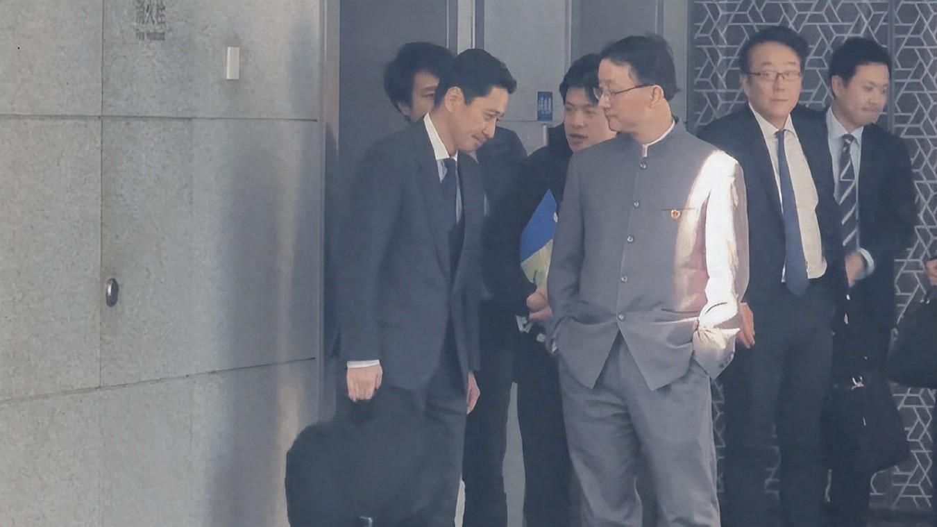 日本官员访华，明确要一条道走到黑，中国抓到机会狠抽陀螺