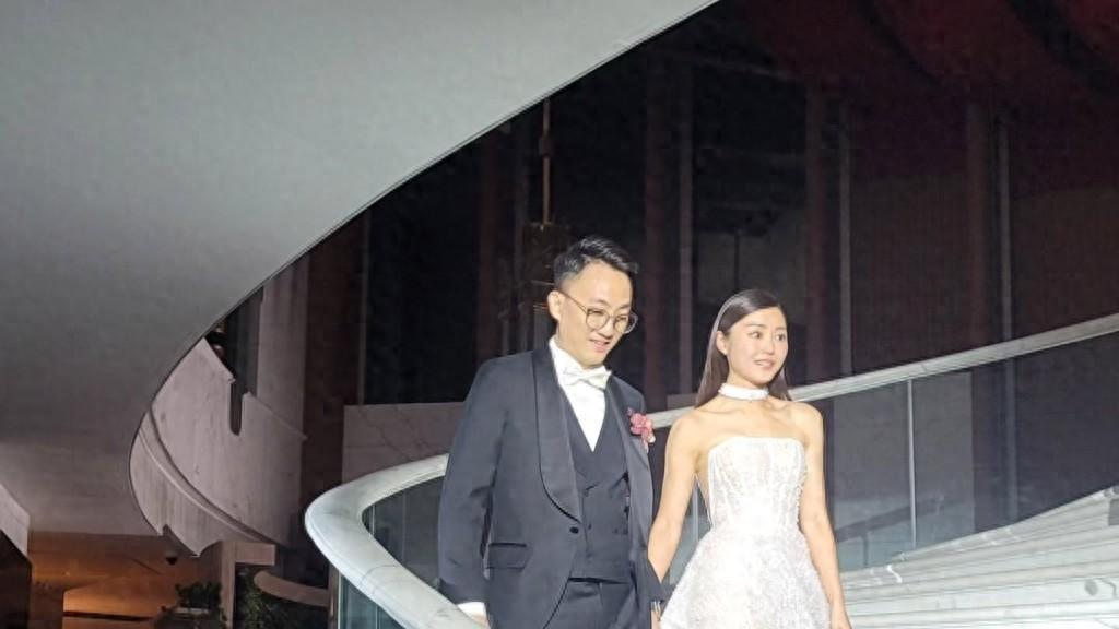 卫诗雅再办婚宴，佩戴10对龙凤鈪超吸睛，陈家乐却风头更盛
