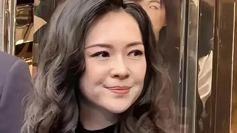 路人镜头下的章子怡：成熟魅力引关注，真实穿搭状态引热议