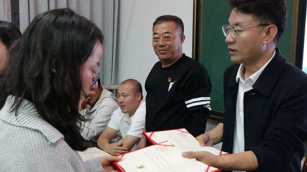严选骨干树教学标杆 重聘良师激队伍活力——伊金霍洛旗乌兰木伦小学举行骨干教师评选聘任大会