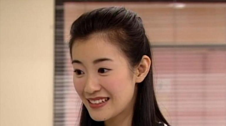 她宁愿单身也不接受谢霆锋，转身嫁豪门生4娃，如今46岁成了这样