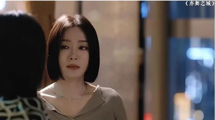 《亦舞之城》中，秦岚饰演的谭思婷说：“孩子跟了我，他就只有一个妈妈”