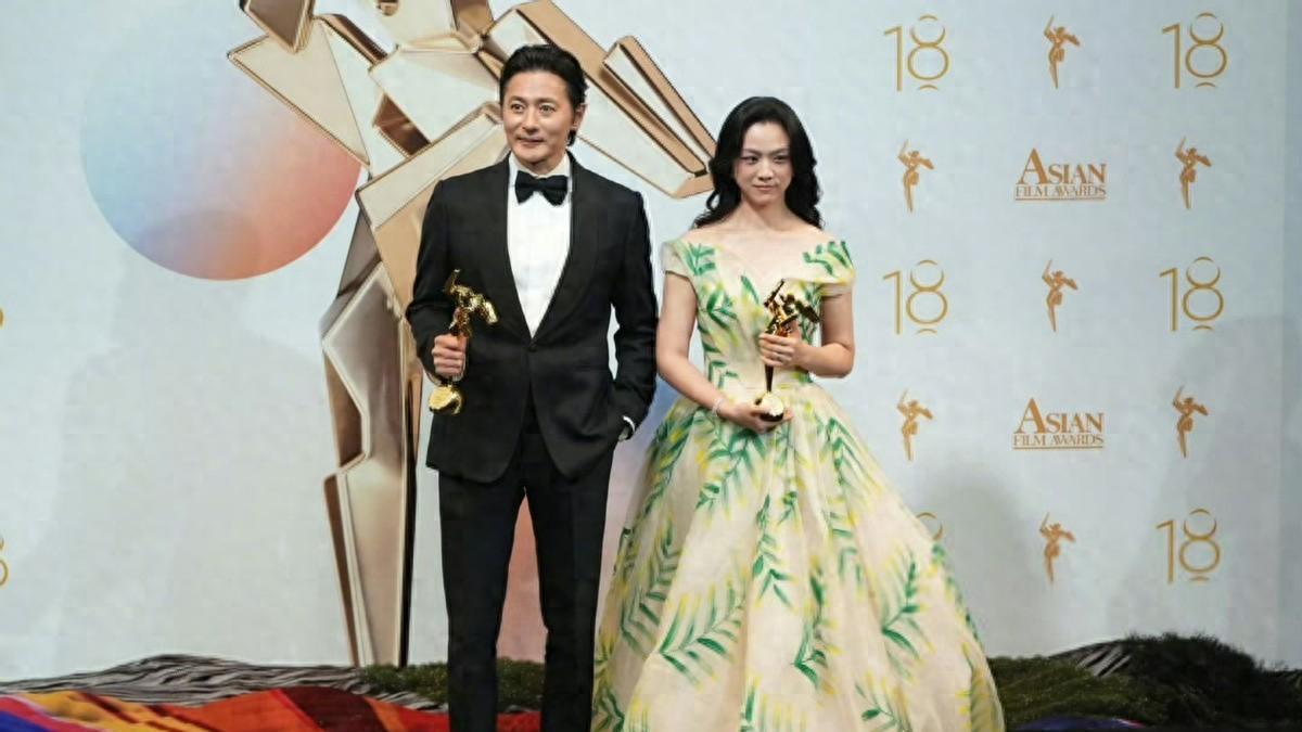 汤唯穿韩国礼服走红毯火了！这么美真少见，抬头大笑被拍成名场面