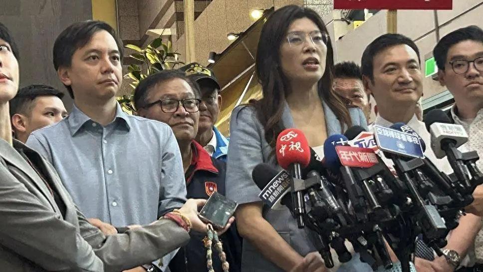 郑丽文最新举措新提名办法引发热议！《告台湾同胞书》手稿再上热榜！