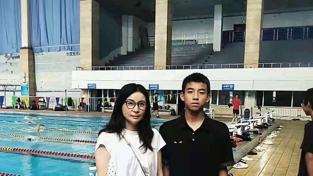 跳水女皇的亲民考察，一种不一样的豪门生活？