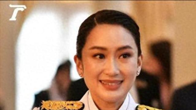 佩通坦新任文化部长，进宫跪拜泰王夫妇，被停职总理仍站第一排